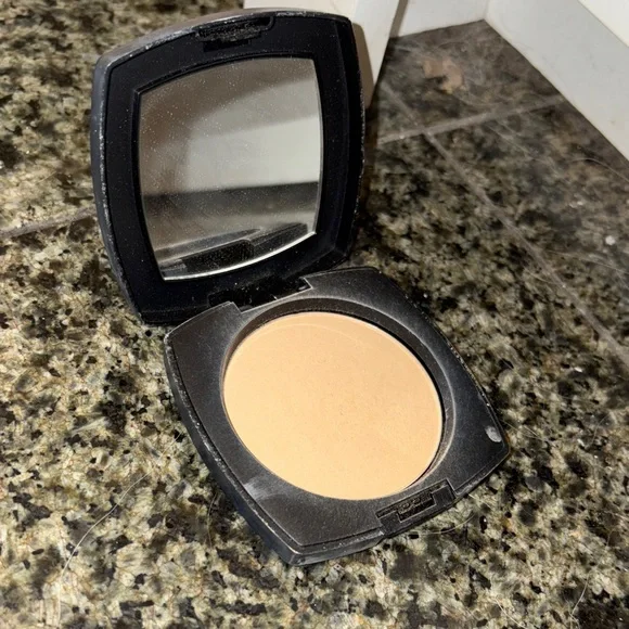 Arbonne Compact Setting Powder - Tan - Picture 1 of 3